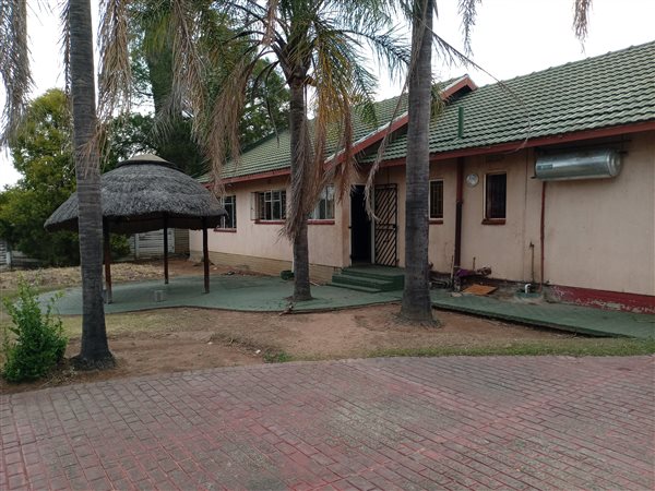 10 Bed House in Barry Hertzog Park