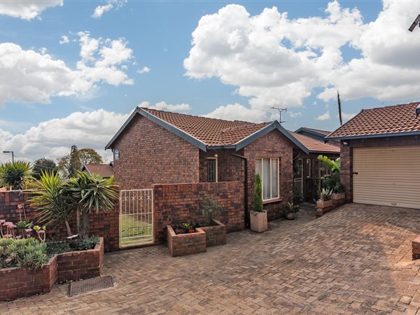 3 Bedroom Townhouse 3 Bedroom Townhouse