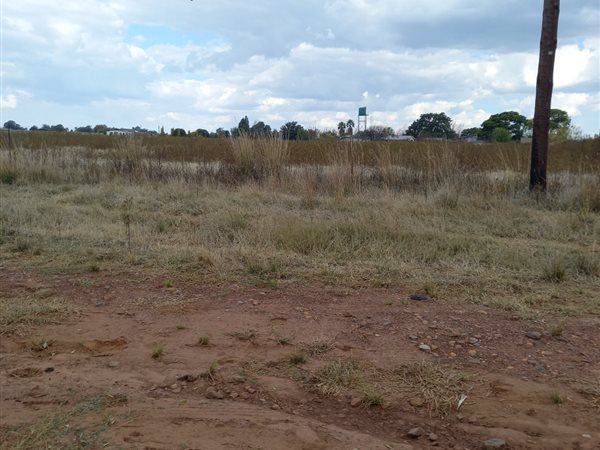 2.2 ha Land available in Rosashof