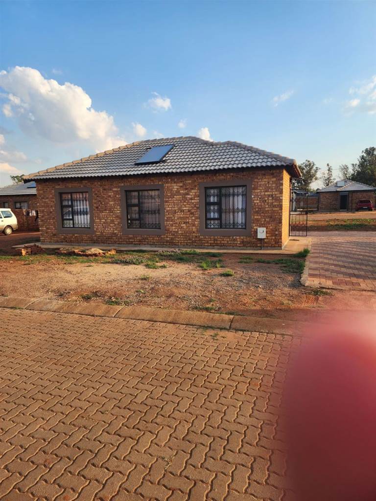 3 Bed House in Daggafontein photo number 3