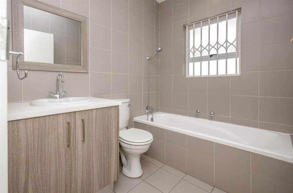 2 Bed Townhouse in Sandown photo number 13