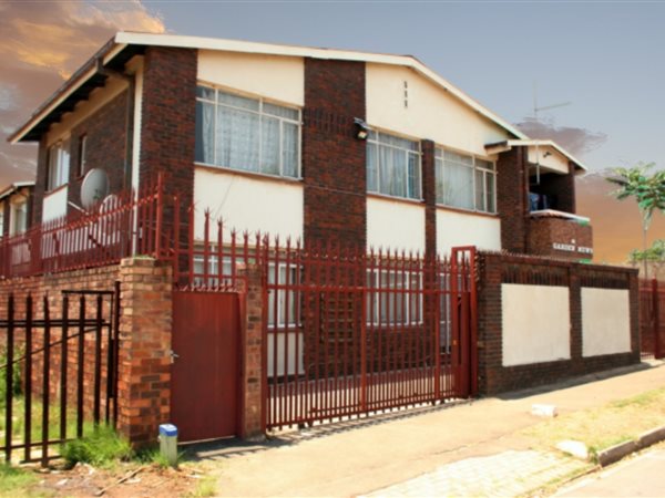 12 Bed Apartment in Rosettenville