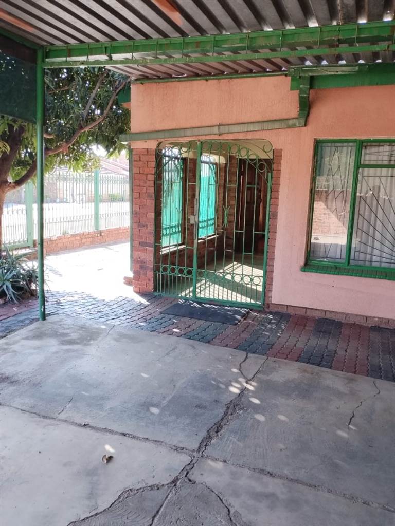 4 Bed House in Soshanguve photo number 7