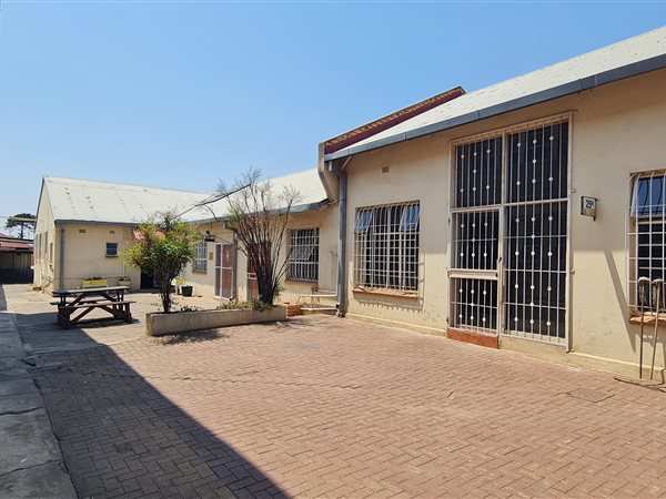 172  m² Commercial space