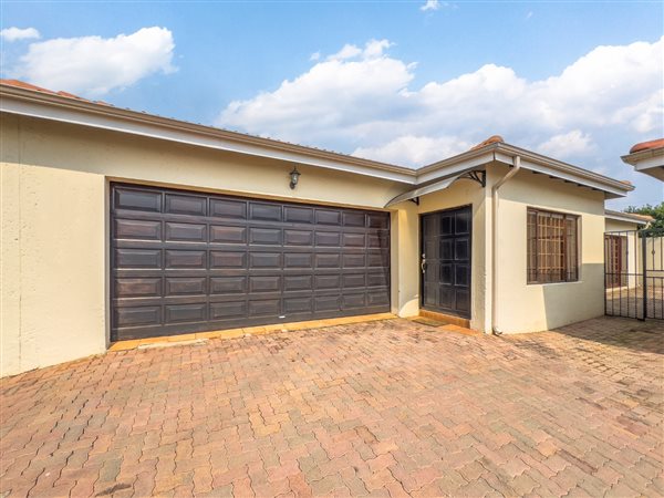 3 Bedroom Townhouse 3 Bedroom Townhouse
