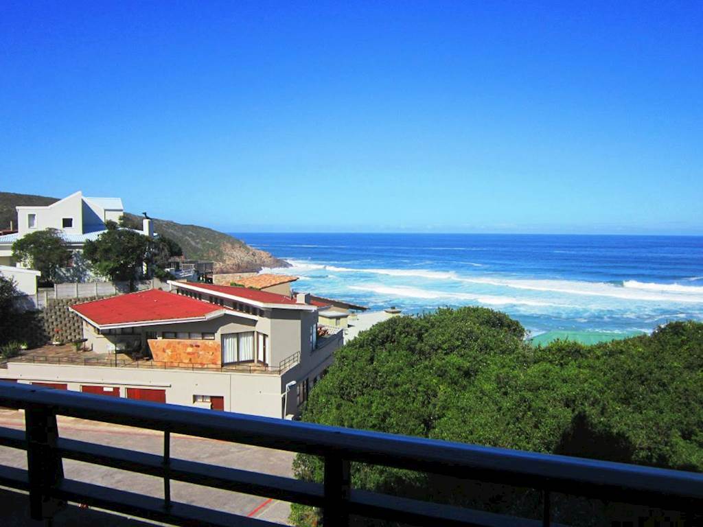 3 Bed Apartment in Herolds Bay photo number 10