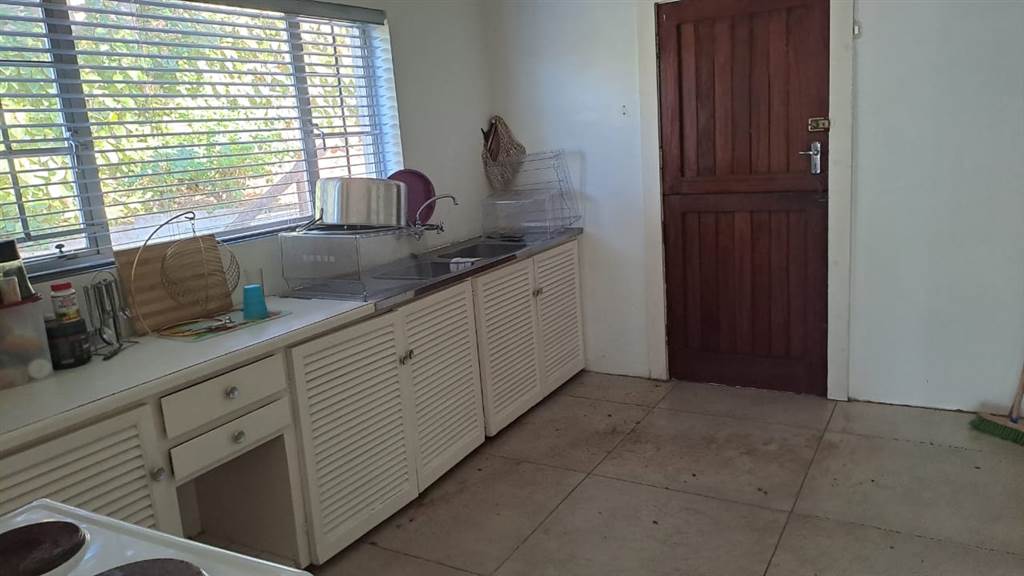 2 Bed Townhouse in Umtentweni photo number 7