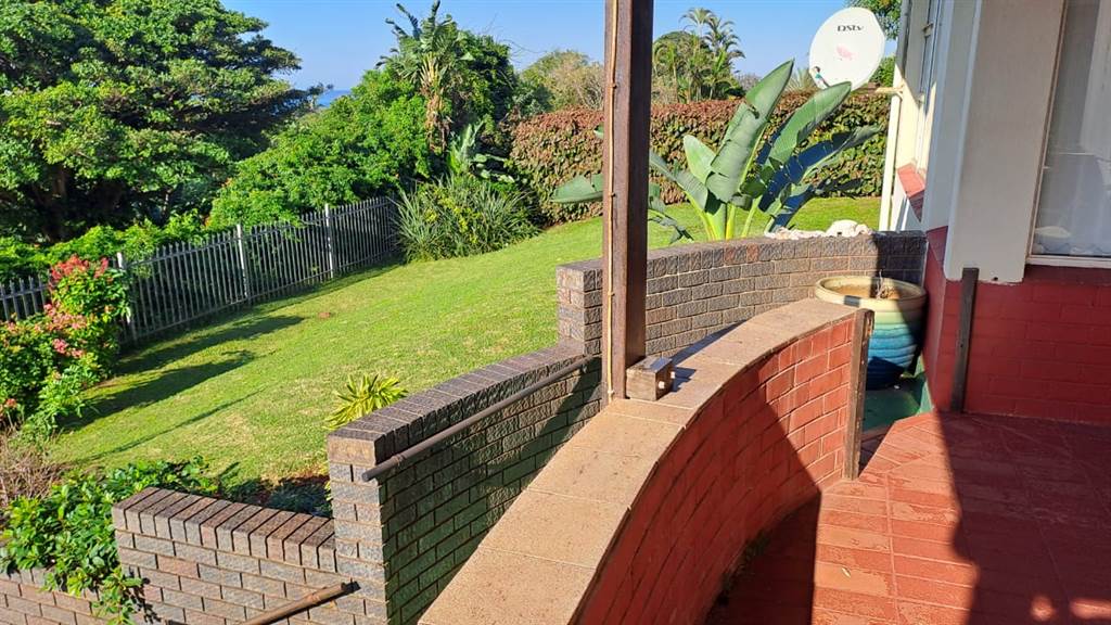 2 Bed Townhouse in Umtentweni photo number 4