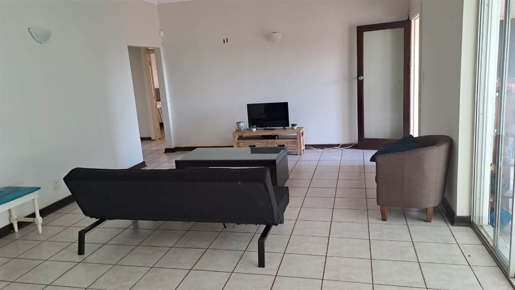 2 Bed Townhouse in Umtentweni photo number 8