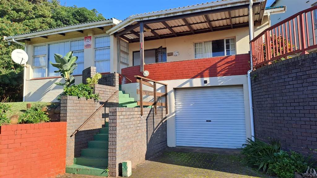 2 Bed Townhouse in Umtentweni photo number 2