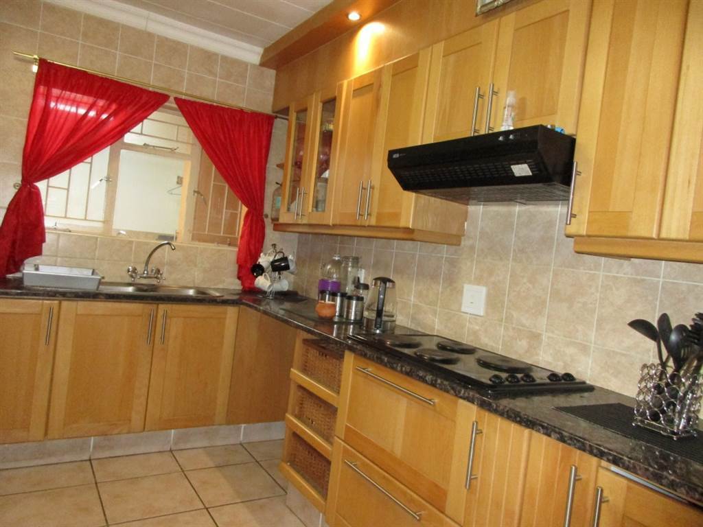 3 Bed Townhouse in Middelburg Central photo number 3
