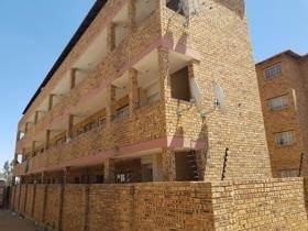 1 Bed Apartment in Randfontein Central photo number 2