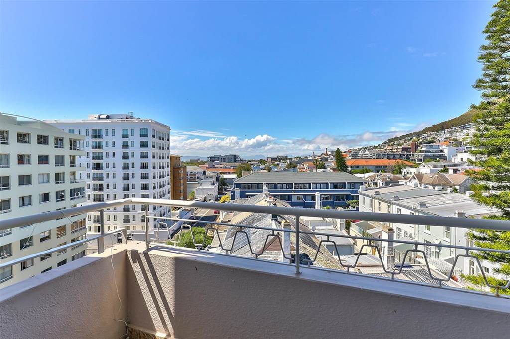 2 Bed Apartment in Green Point photo number 10