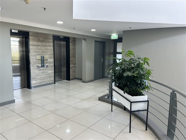 1089  m² Commercial space