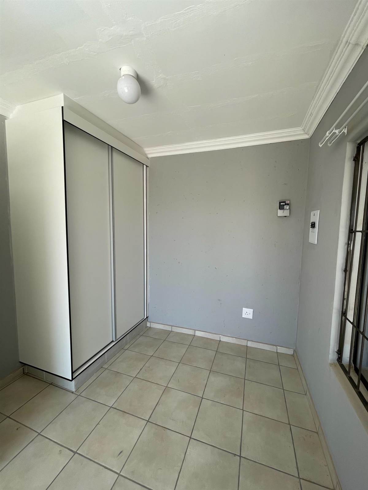 Bachelor apartment in Mamelodi photo number 5