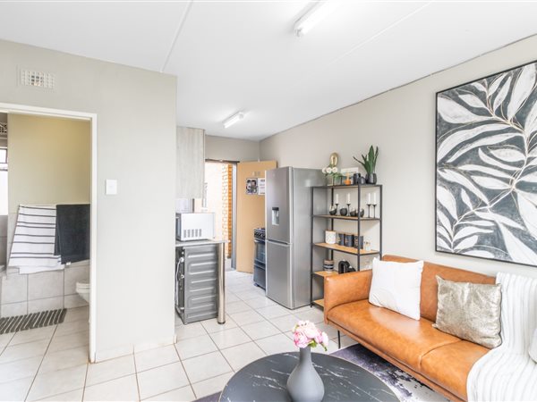 2 Bed Apartment in Klippoortje