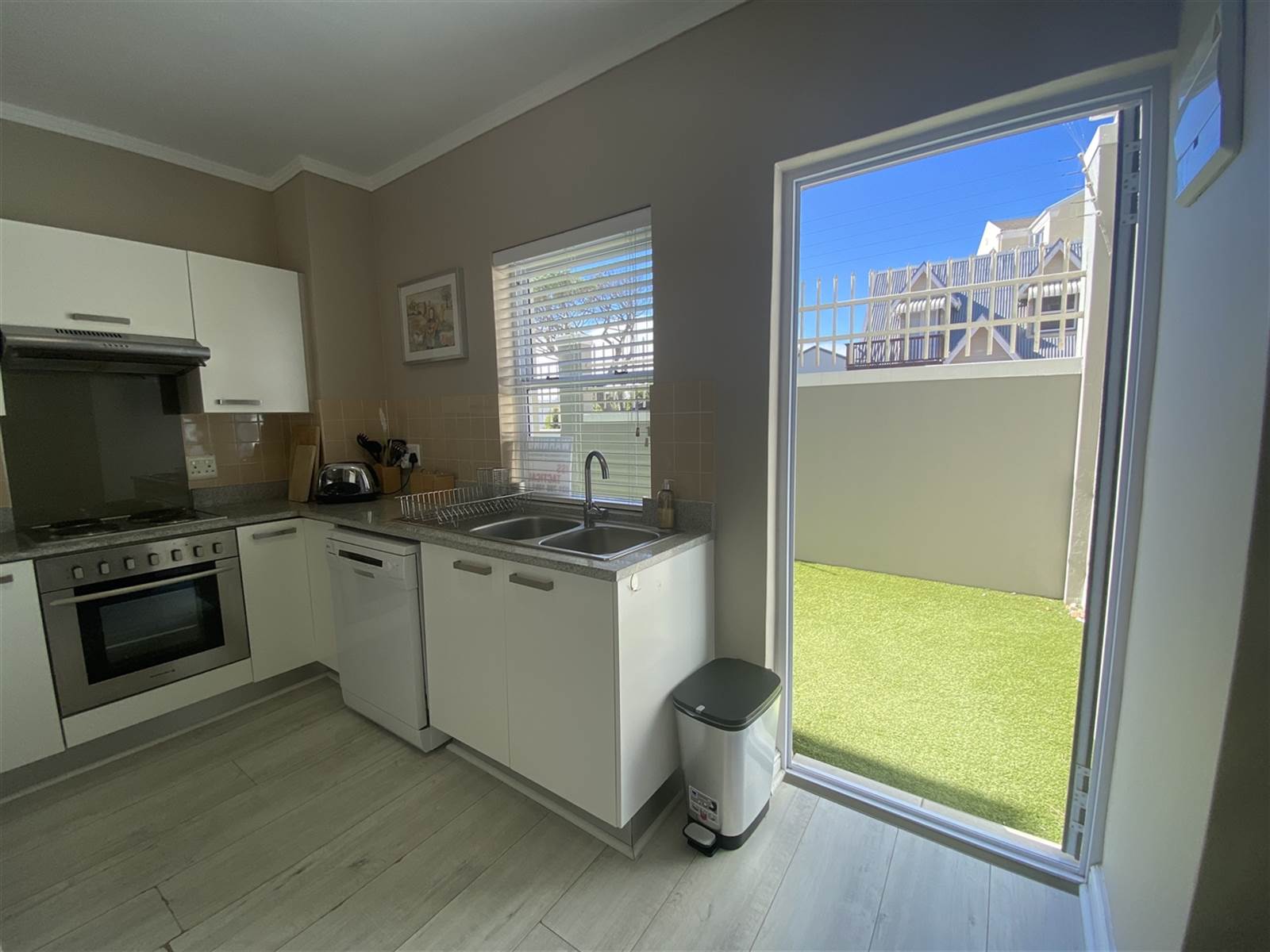 2 Bed Apartment in Simons Town photo number 6