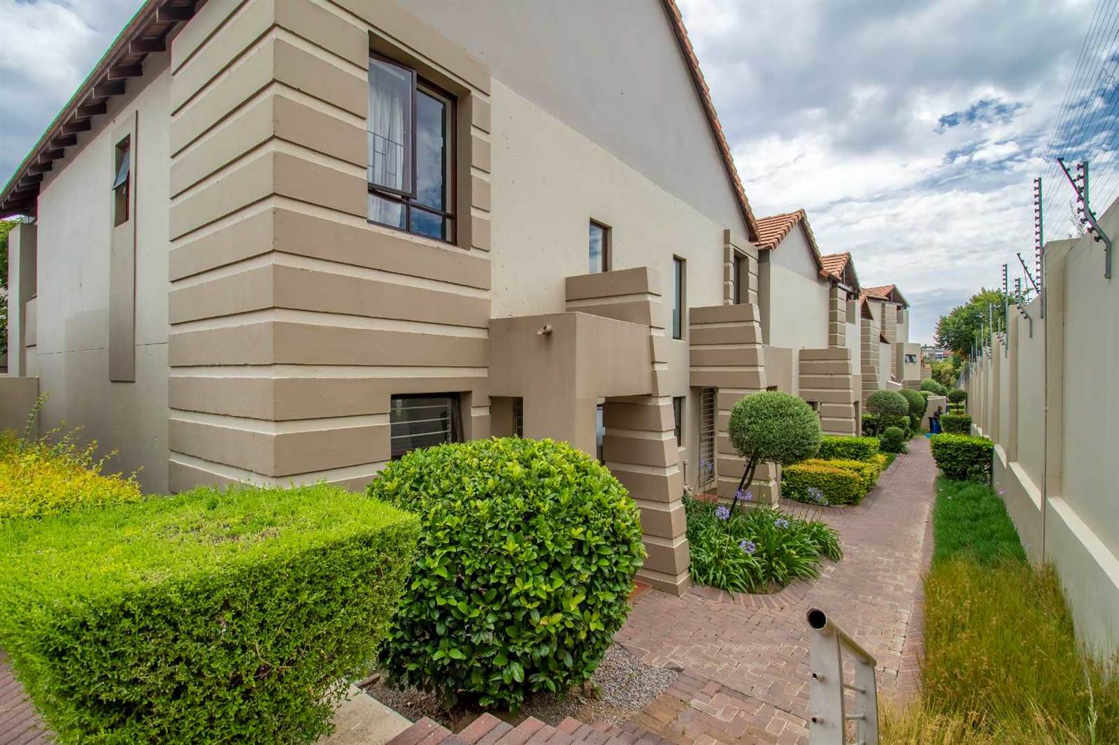 2 Bed Townhouse in Fourways photo number 2