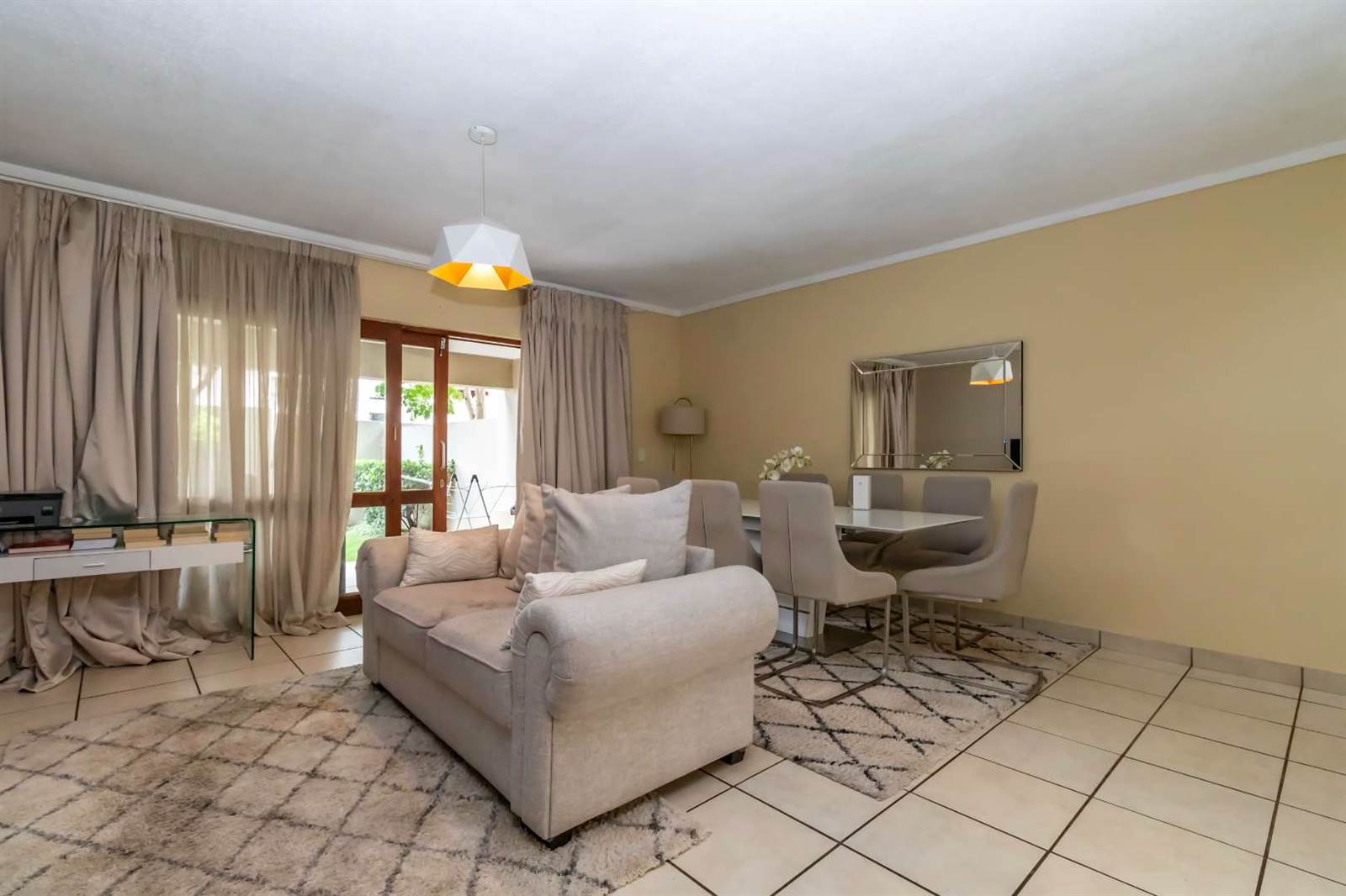 2 Bed Townhouse in Fourways photo number 12