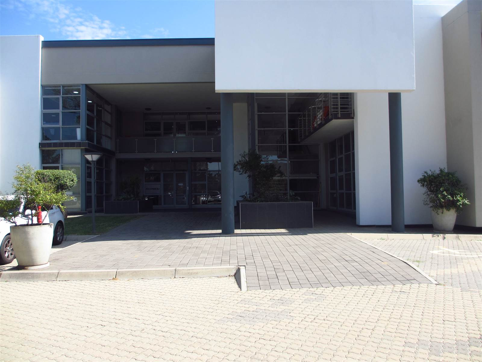 998  m² Commercial space in Fourways Gardens photo number 2
