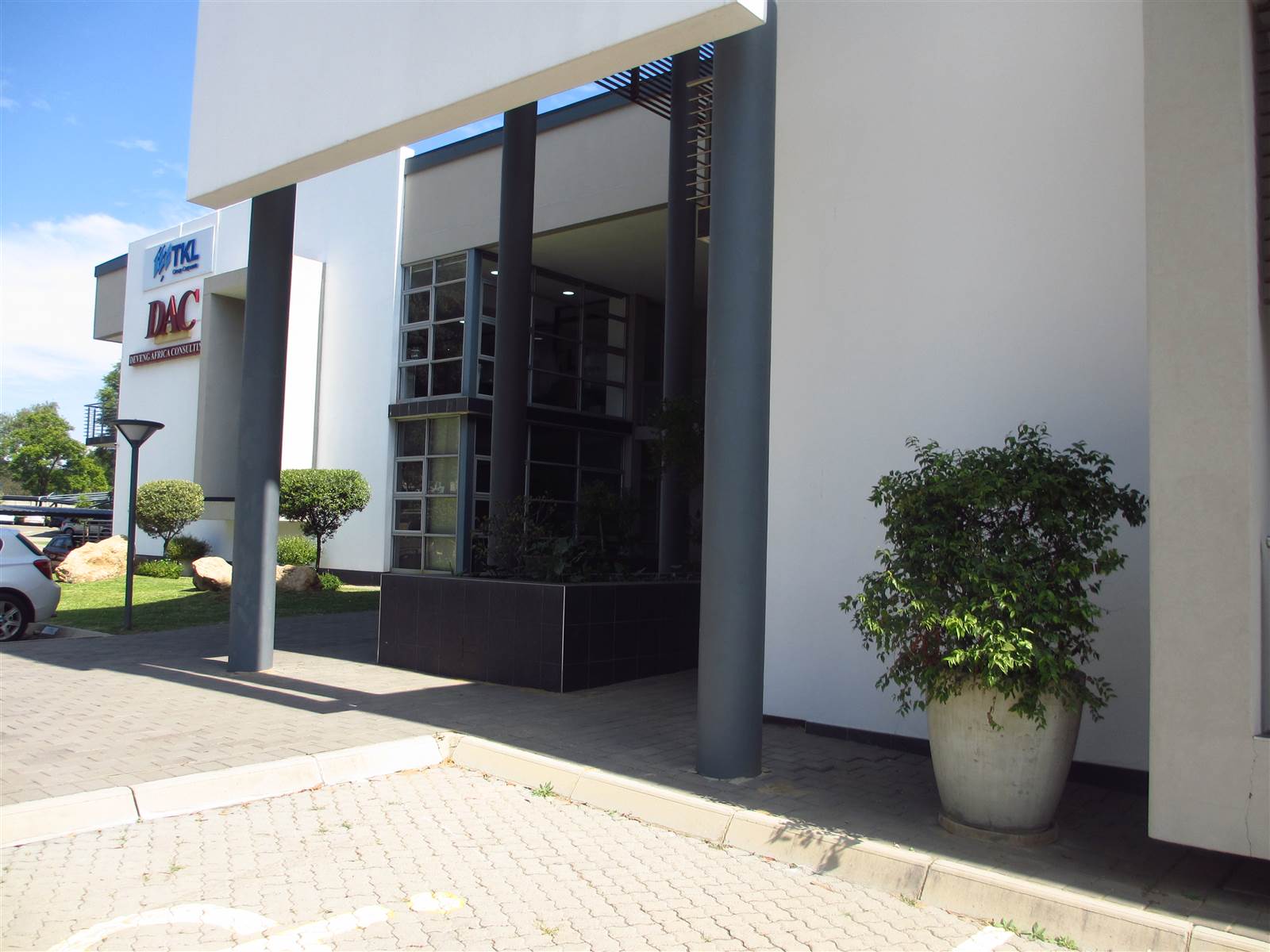 998  m² Commercial space in Fourways Gardens photo number 3
