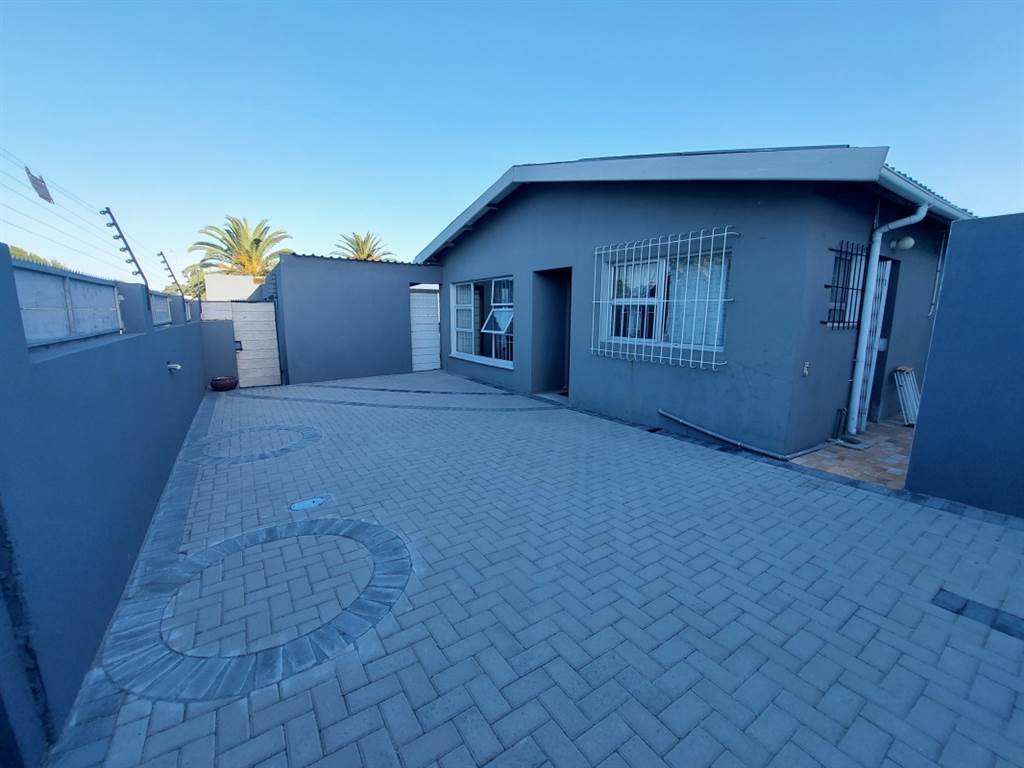 4 Bed House in Milnerton photo number 3