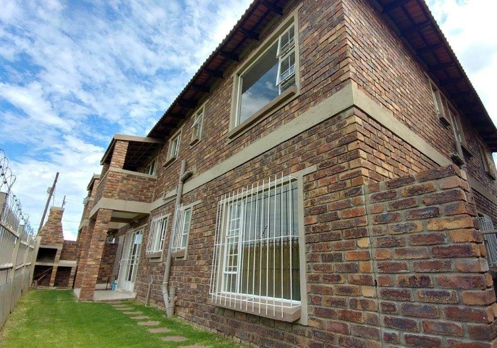 3 Bed Apartment in Secunda photo number 1