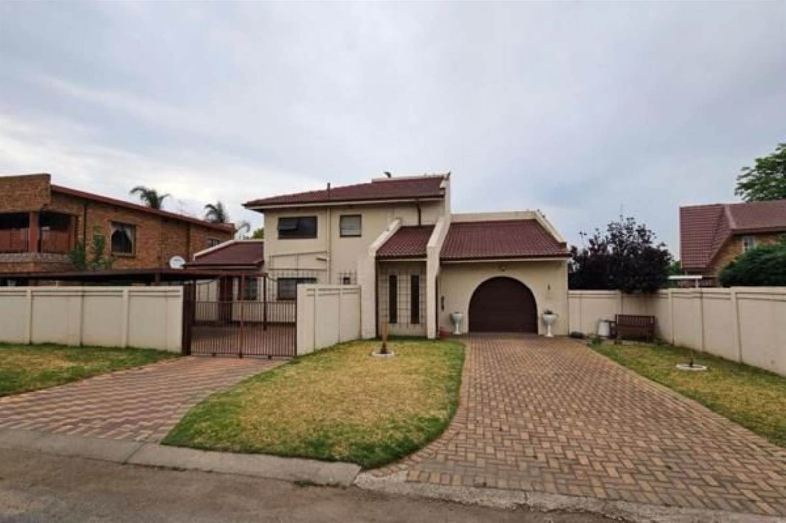 4 Bed House in Dalpark Ext 1 photo number 1