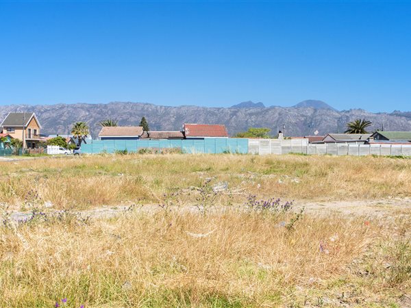 496 m² Land available in Rusthof