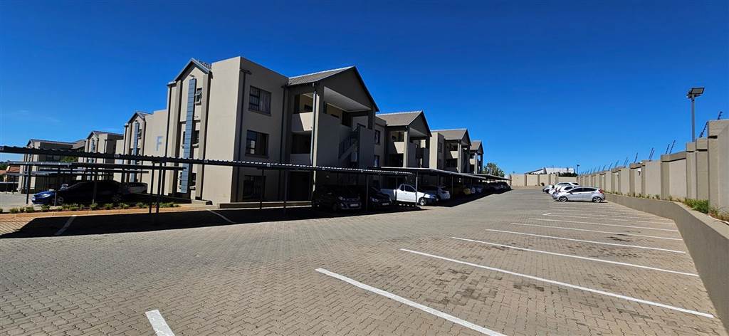 3 Bed Apartment in Ruimsig photo number 22