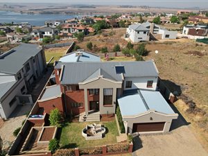 6 Bed House in Aqua Vista
