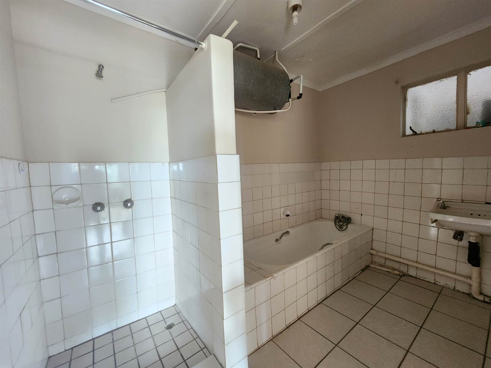 2 Bed Apartment in Louis Trichardt photo number 11