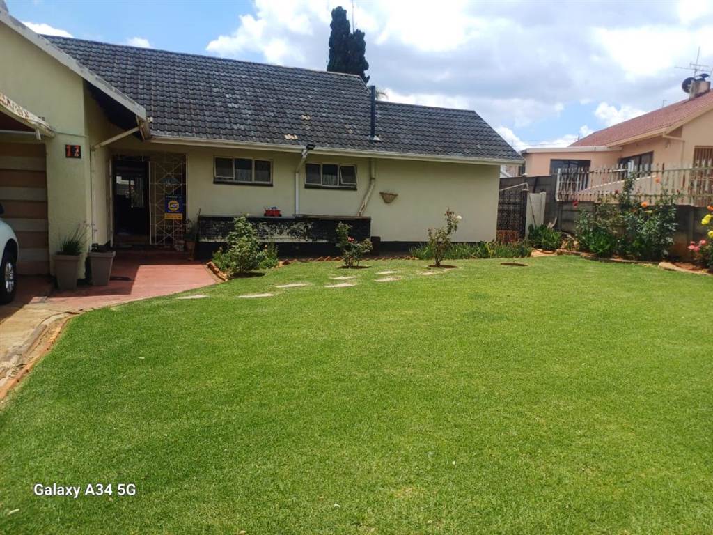 3 Bed House in Roodepoort West photo number 4