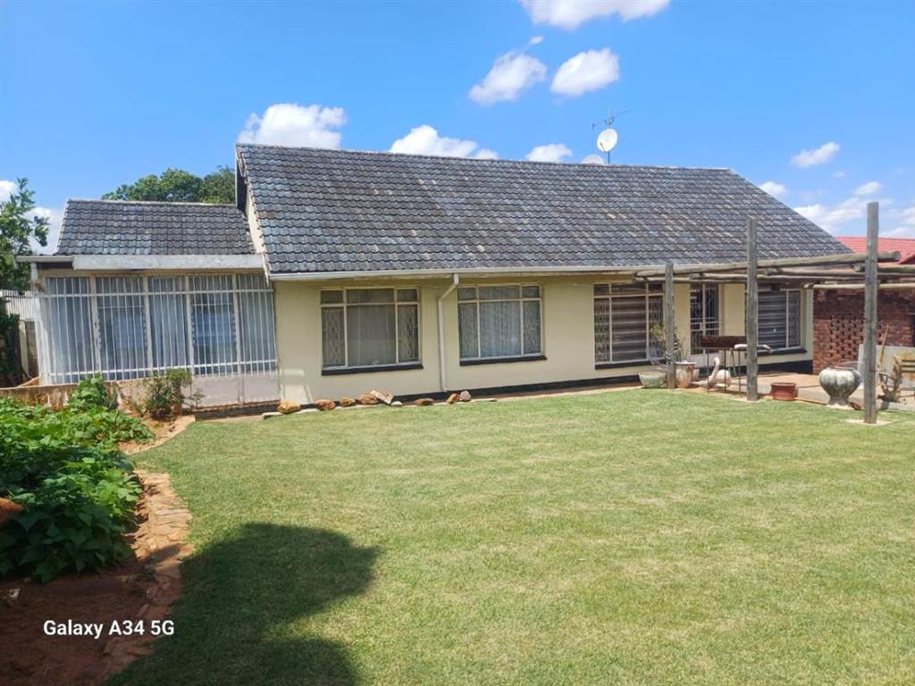 3 Bed House in Roodepoort West photo number 3