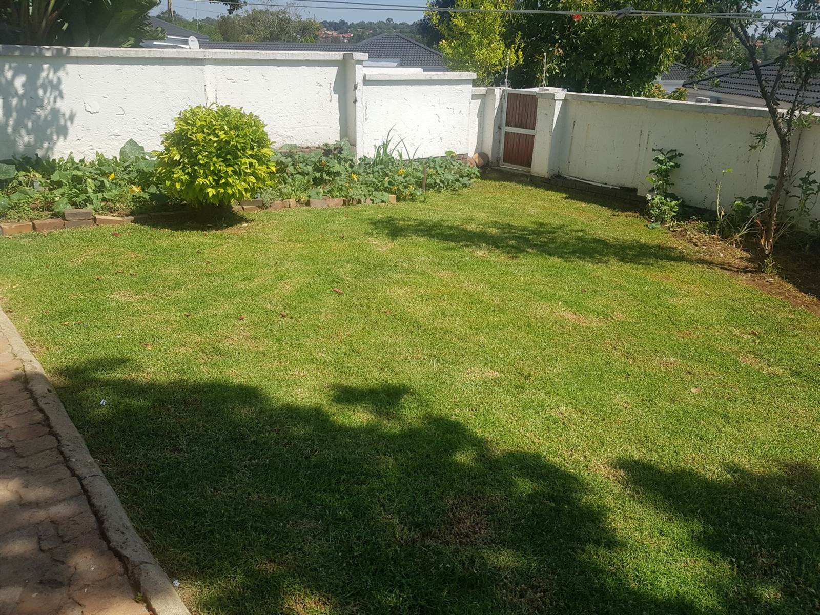 2 Bed Townhouse in Corlett Gardens photo number 13