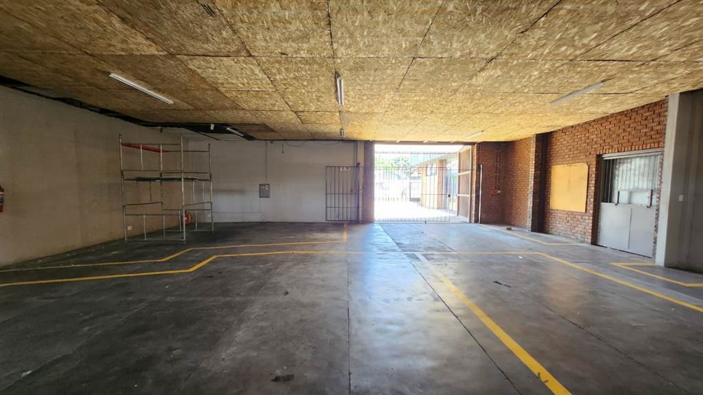 350  m² Industrial space in Pretoria North photo number 8