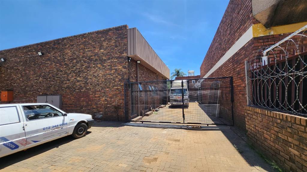 350  m² Industrial space in Pretoria North photo number 16