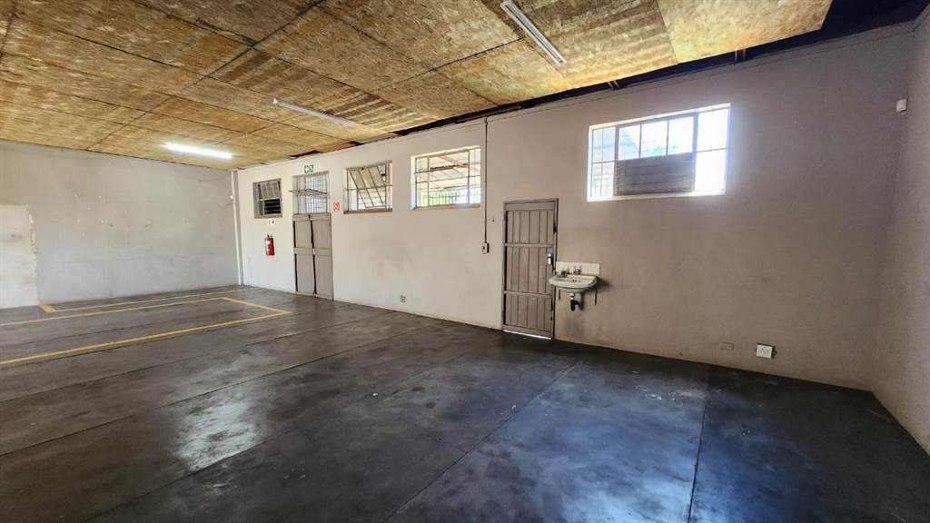 350  m² Industrial space in Pretoria North photo number 6