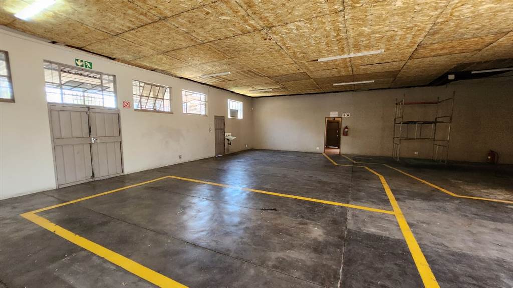 350  m² Industrial space in Pretoria North photo number 11