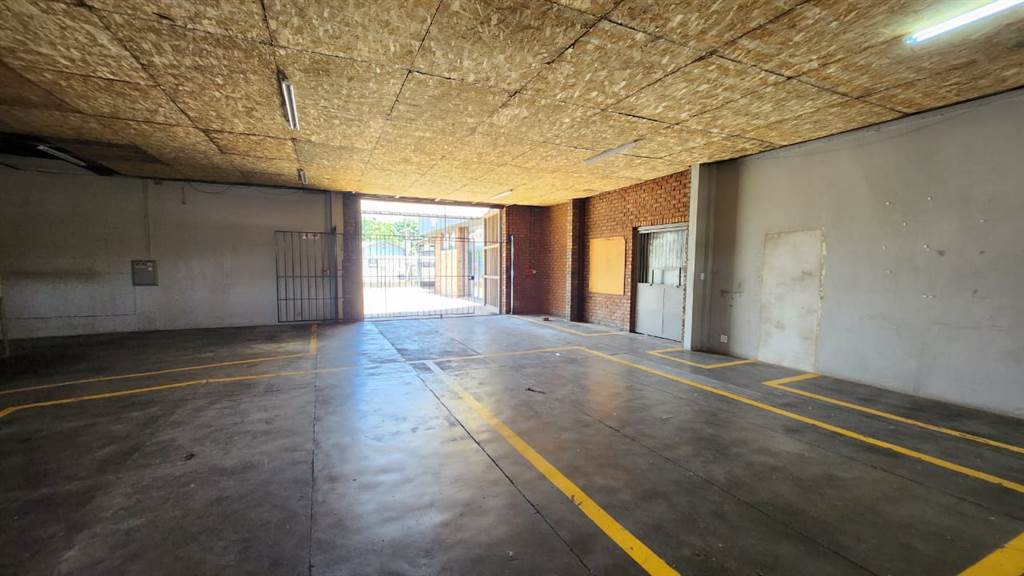350  m² Industrial space in Pretoria North photo number 9