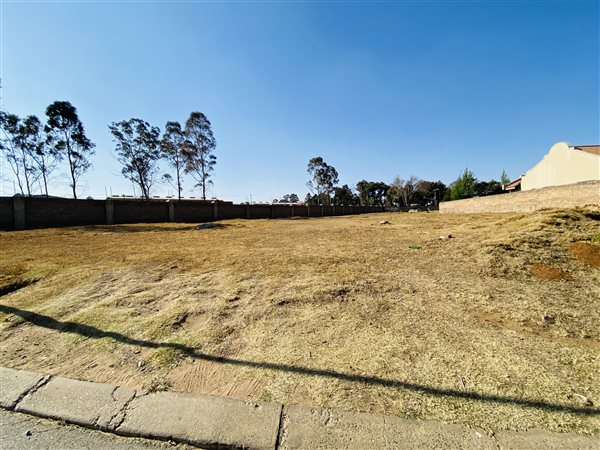 1 072 m² Land