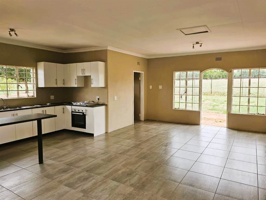 2 Bed Apartment in Tarlton photo number 1