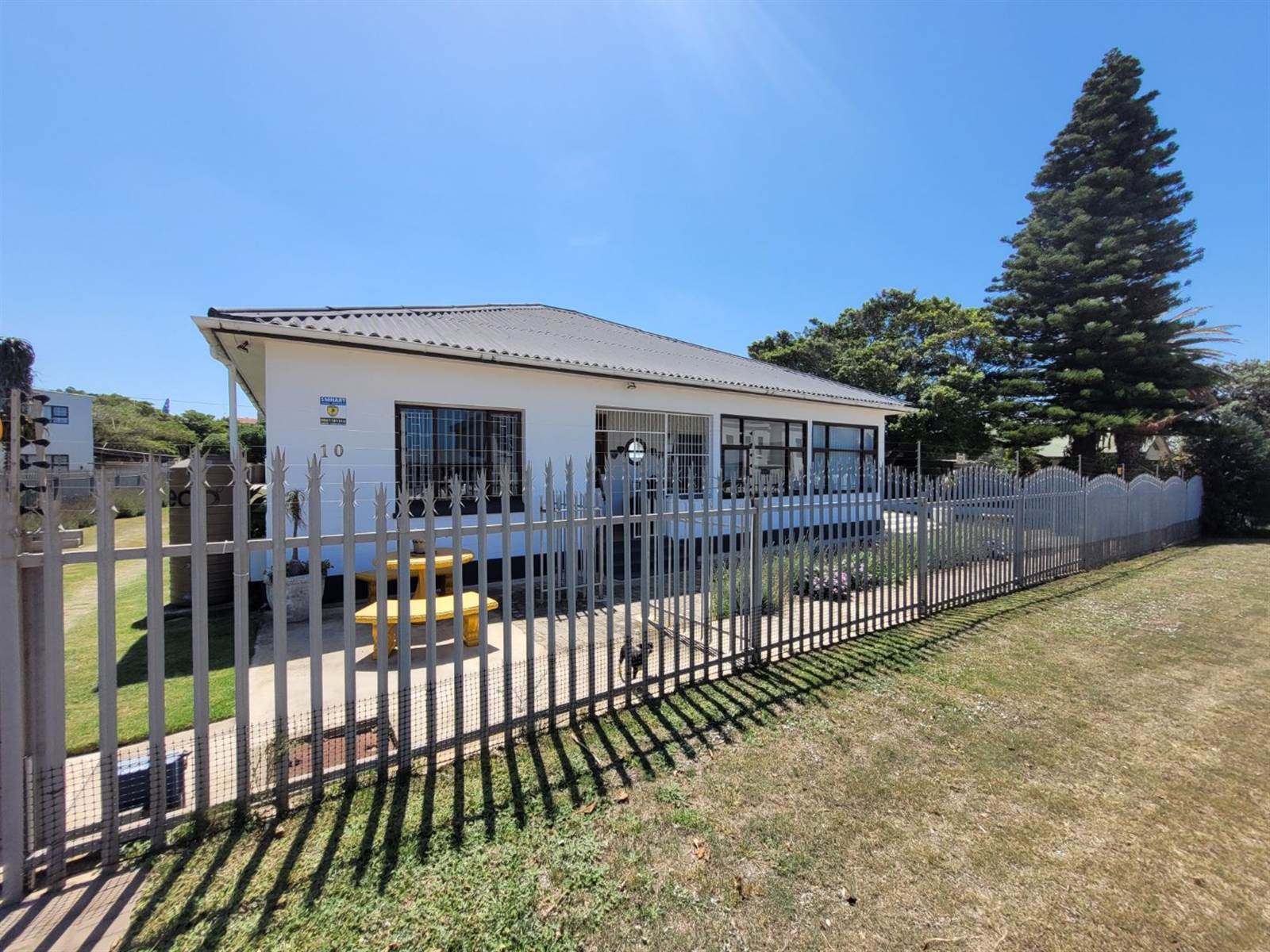 4 Bed House in Jeffreys Bay photo number 3