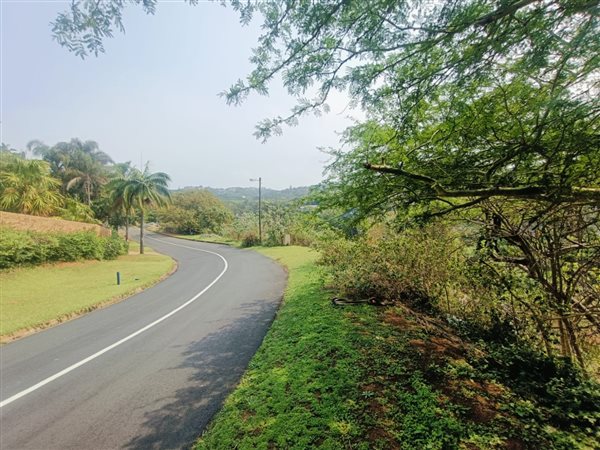 1 025 m² Land