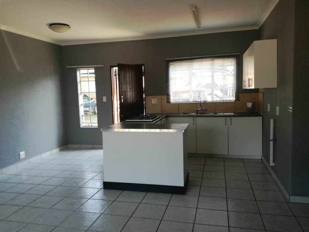3 Bed House in Rensburg photo number 2