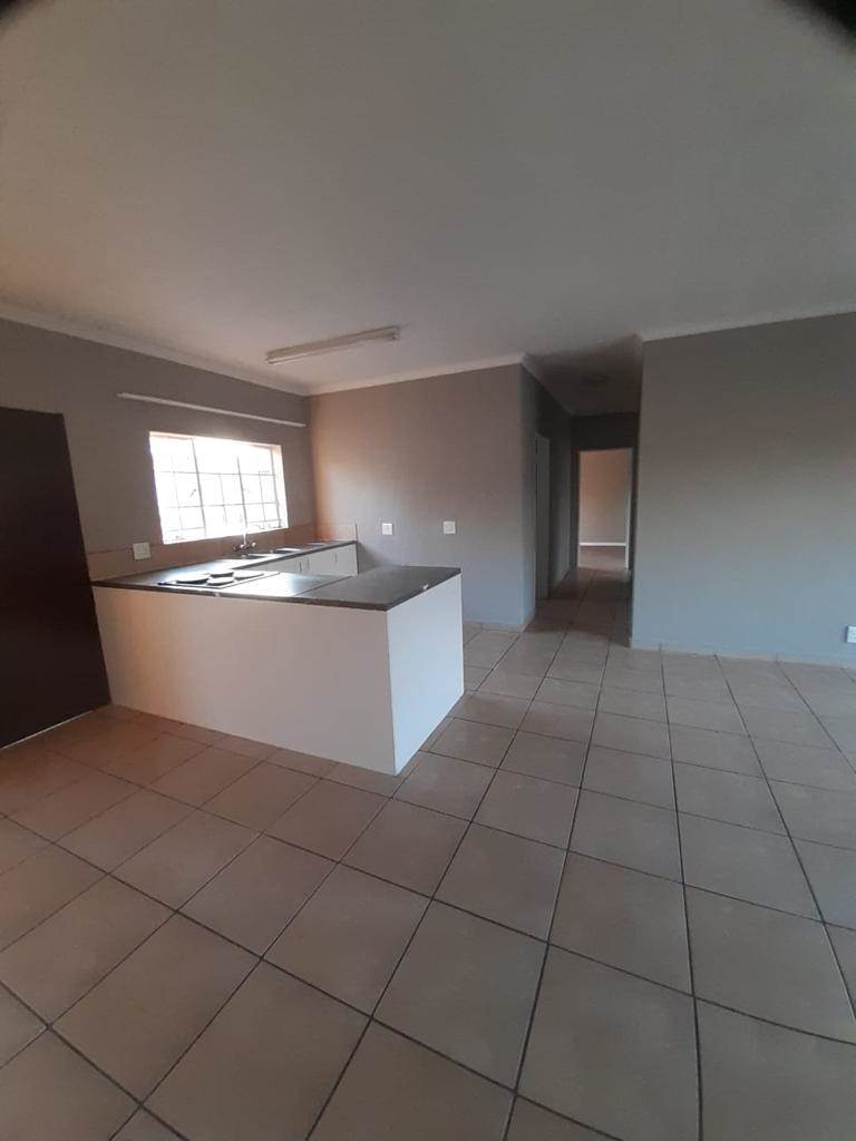 3 Bed House in Rensburg photo number 6
