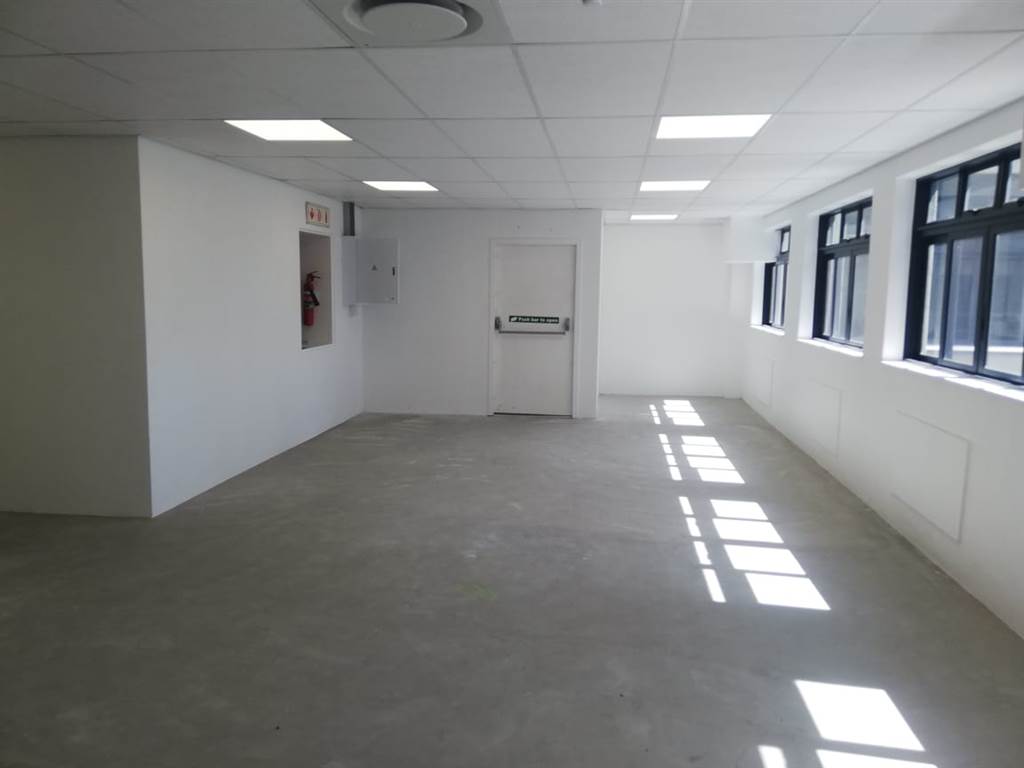 335  m² Office Space in Cape Town City Centre photo number 4