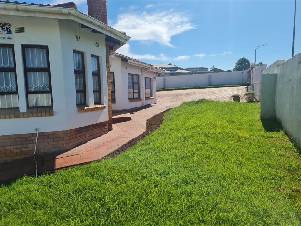 5 Bed House in Southernwood photo number 3