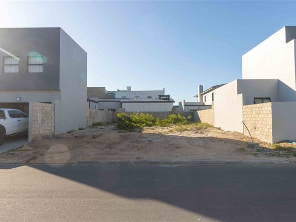 379 m² Land