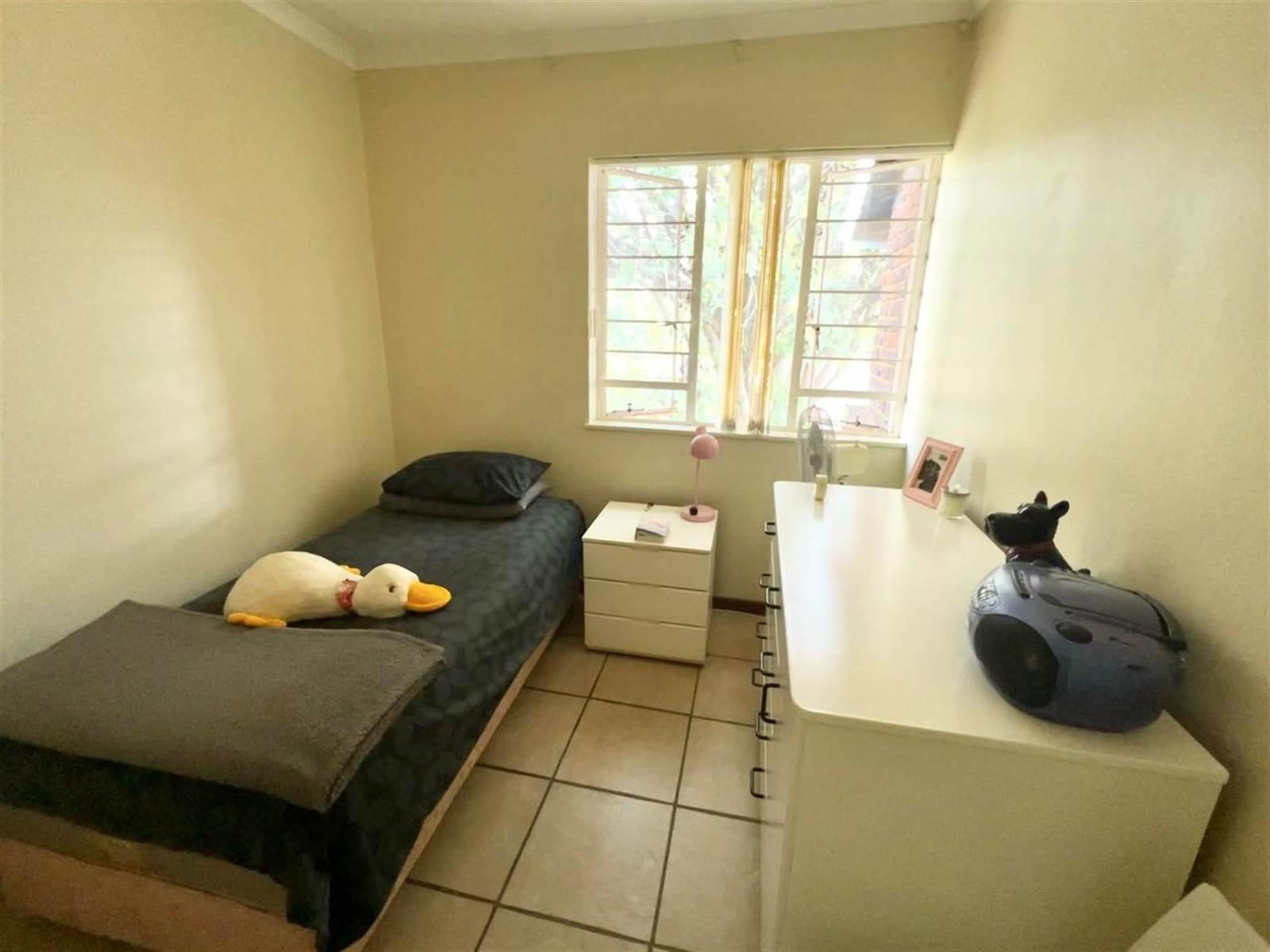 2 Bed Townhouse in Garsfontein photo number 16